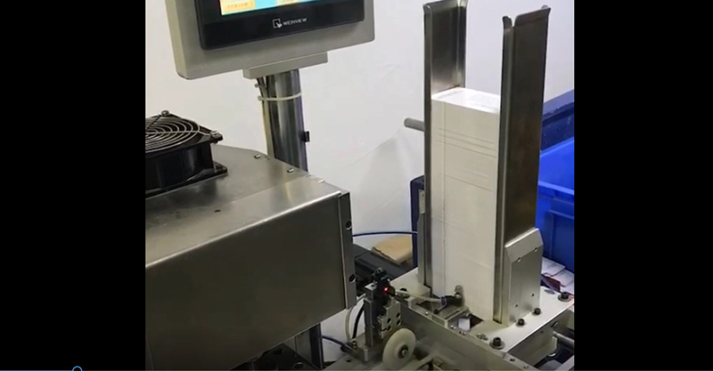 Der Produktionsprozess der vollautomatischen Stanz- und Pressmaschine für PVC-Schlüsselanhänger